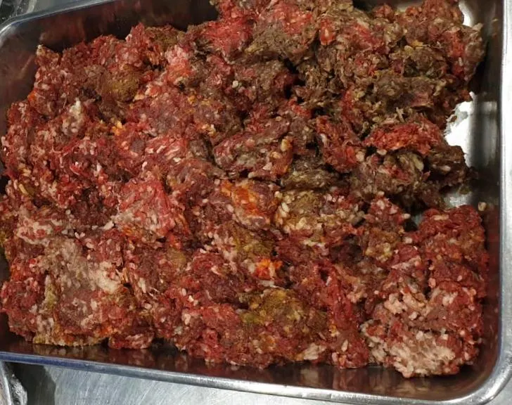 بلدية القطيف تُوقع بمطعم يستخدم لحوماً فاسدة