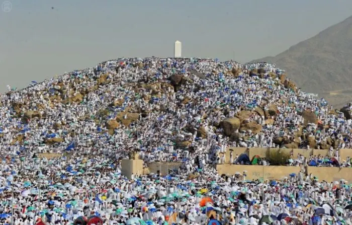 ضيوف الرحمن يتوافدون إلى صعيد عرفات الطاهر