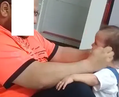 [فيديو] 18 صفعة وضربة لإجبار رضيعة على الوقوف