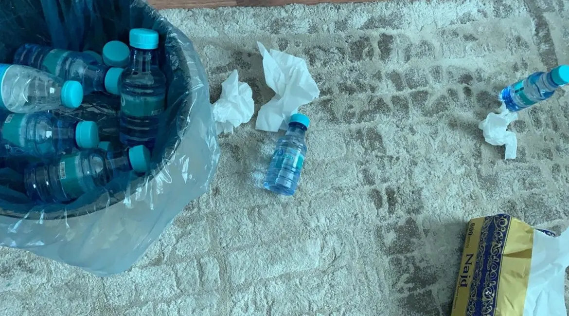 الحسين قُتِل عطشان.. وبعض أتباعه يرمون علب الماء.. نصف ممتلئة