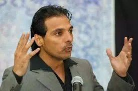 معجزةٌ طريحةٌ بين يديه
