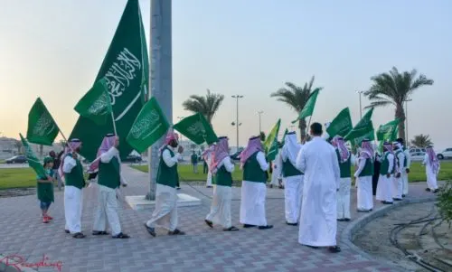 الأعلام الوطنية المنتشرة في شوارع القطيف أعدّها نزلاء سجن المباحث