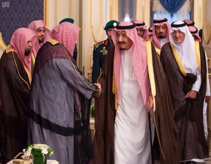 خادم الحرمين يستقبل الأمراء و العلماء وجمعاً من المواطنين