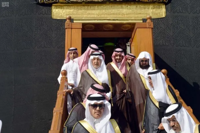 نيابة عن خادم الحرمين .. الأمير خالد الفيصل يتشرف بغسل الكعبة