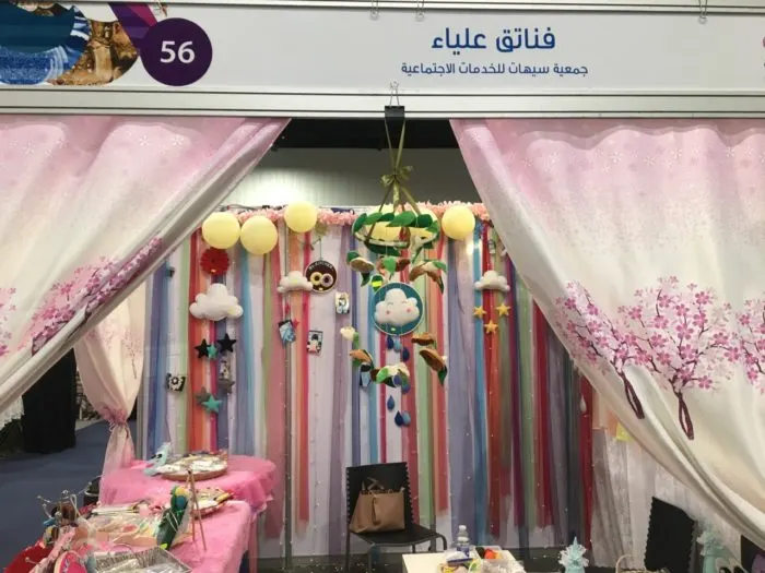 لم تستسلم.. الزراعي تصون كرامة نفسها ببراعة أقمشة “الجوخ”