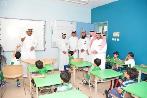 في مدارس القطيف.. تدريب الطلاب المستجدين على صعود الحافلة