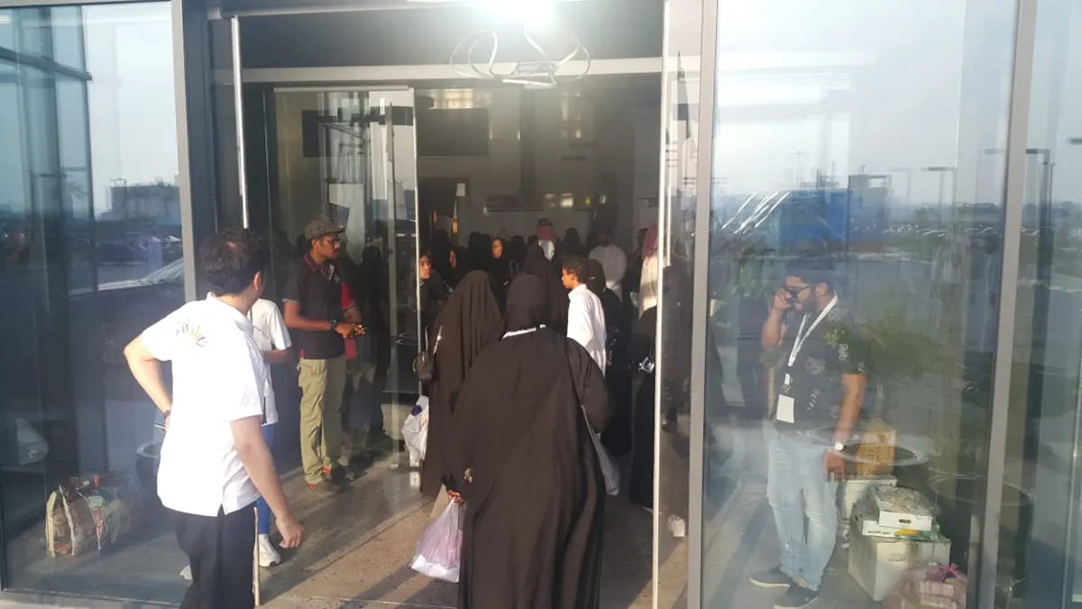 عطل كهربائي يؤجل فتح أبواب “صنعتي” 60 دقيقة