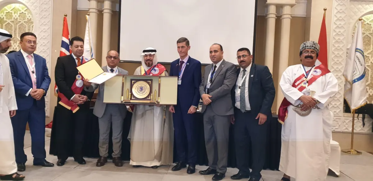 السيهاتي يُهدي. درع تكريمه الى جميع أبناء الوطن