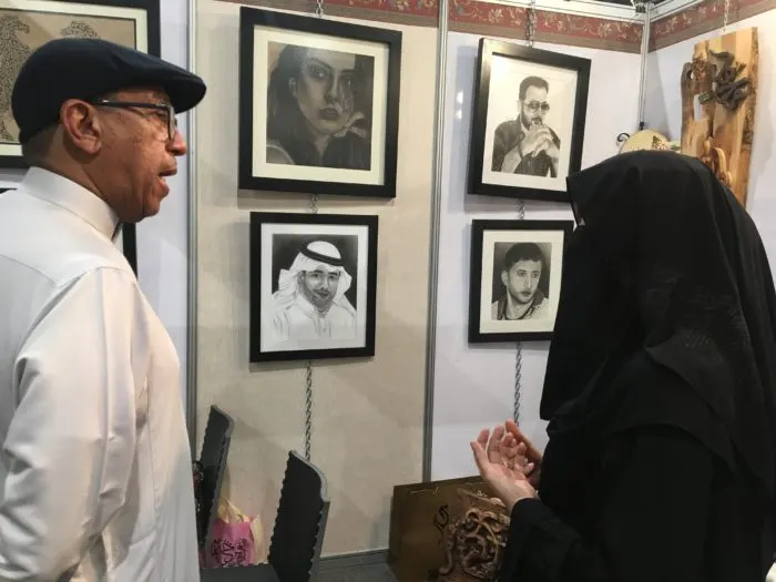 [فيديو] فرحة آل سالم.. معلمة أحياء تُحيي الخشب بالإزميل..!