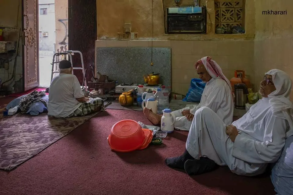 الخرّاري يرثي آل درويش فوتوغرافياً.. ويصفه بـ “البكّاء..”