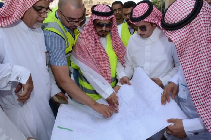 الحسيني يتجول في القديح ويقدم حزمة وعود لسكانها