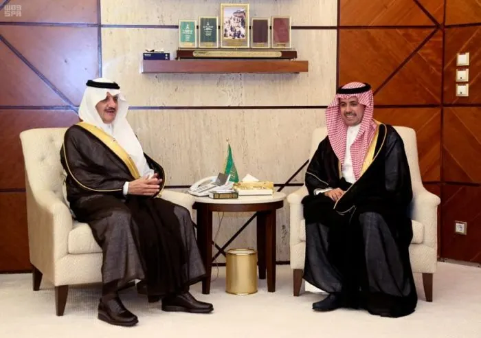 أمير الشرقية يشيد بجهود مدير عام شركة مطارات الدمام السابق