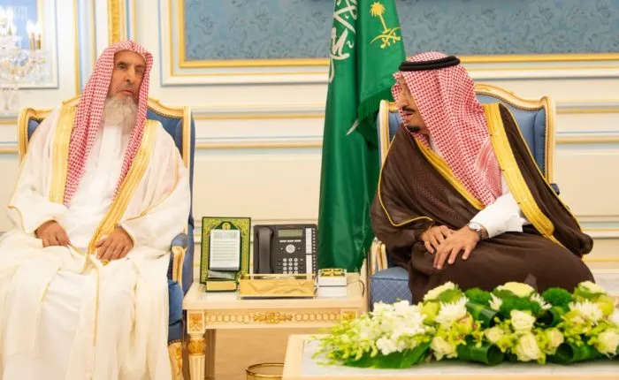 الملك يستقبل الأمراء والعلماء وجمعاً من المواطنين