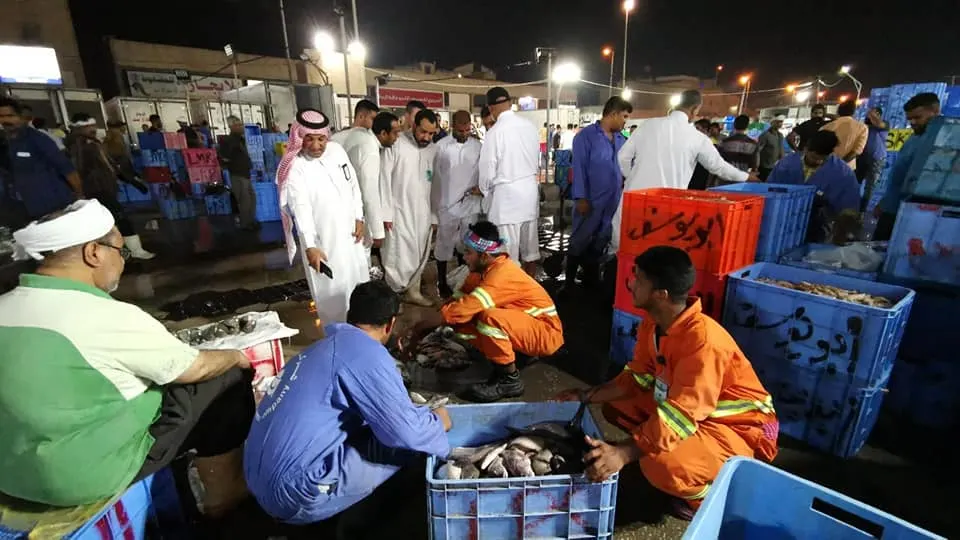 إجراء جديد.. فرض زي موحد على المؤسسات العاملة في سوق أسماك القطيف