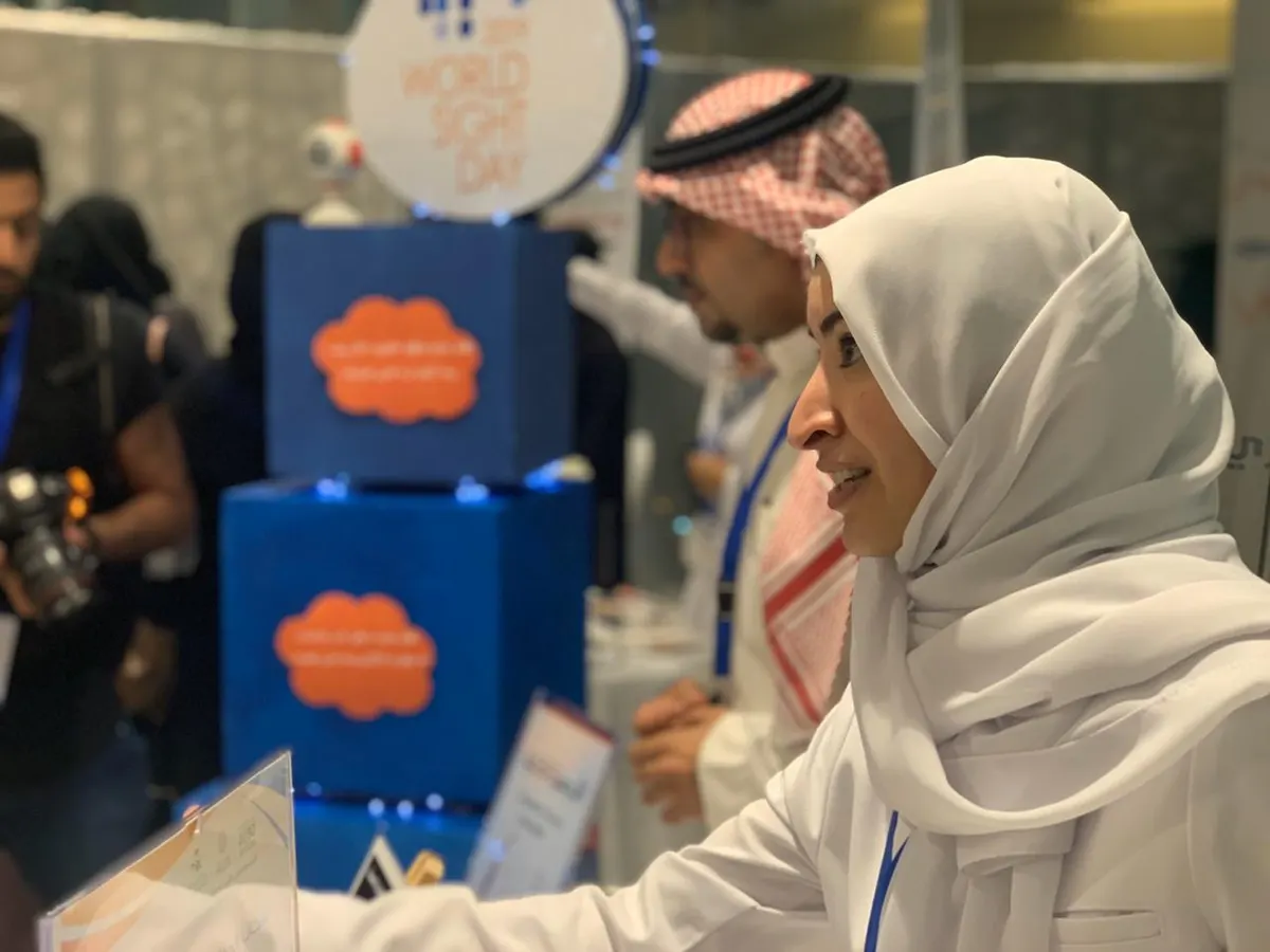 استخدمي عدسة صديقتك اللاصقة.. وأبشري بخسارة عينك…!