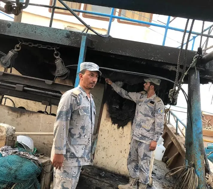 حرس الحدود ينقذ 4 بحارة احترق قاربهم في عرض البحر