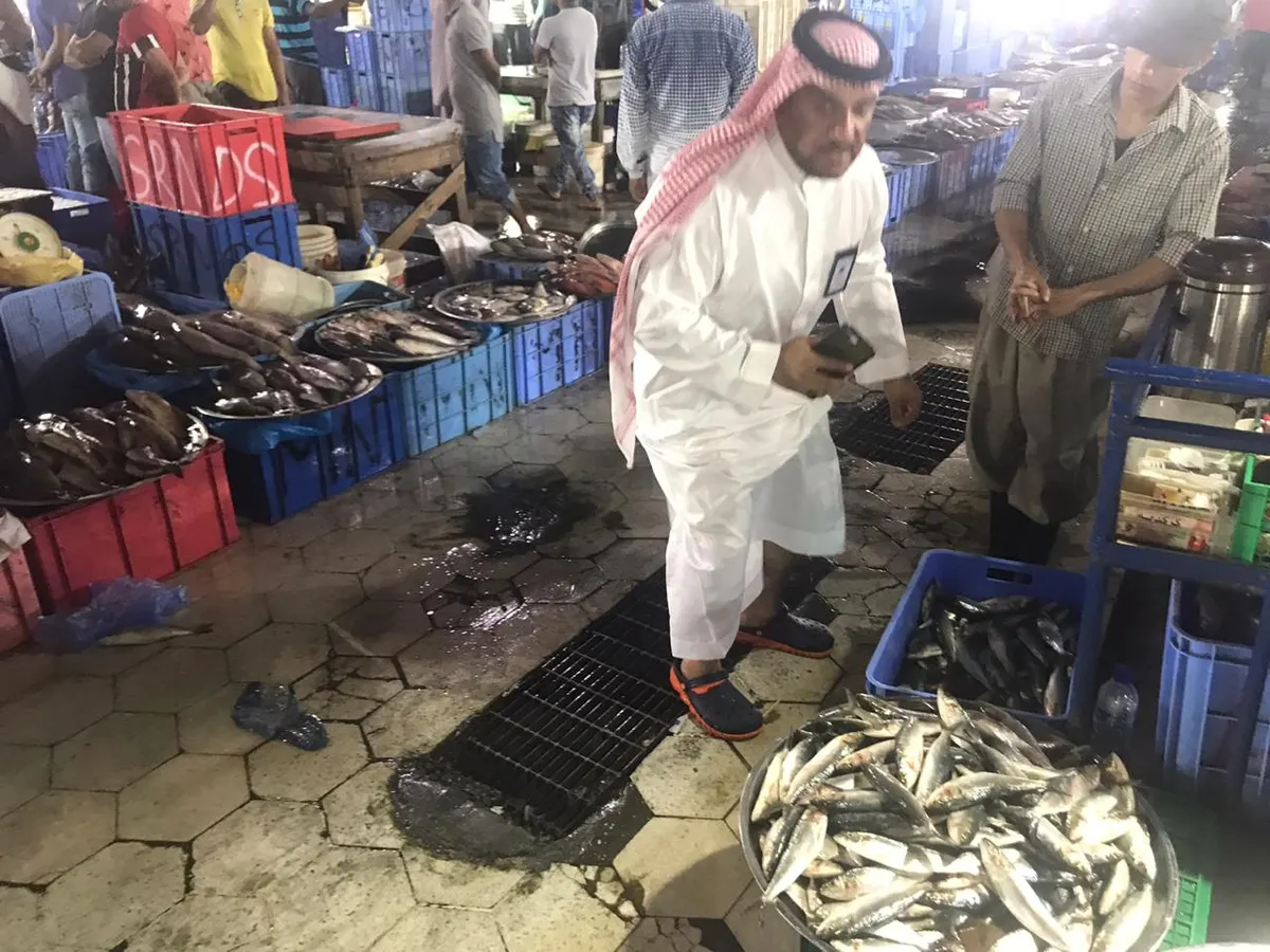[عاجل] عمالة الأسماك الفاسدة تهرب من سوق القطيف.. والبلدية تصادر 7 أطنان