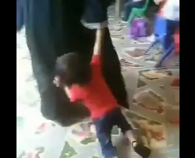 النيابة تتدخل.. تعنيف مُتعمَّد ضدّ طفل في حضانة