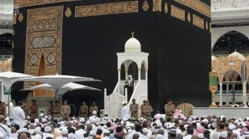الشريم من منبر الحرم المكي: من تعصب لأهل مذهبه دون غيرهم فيه شعبة من الجاهلية