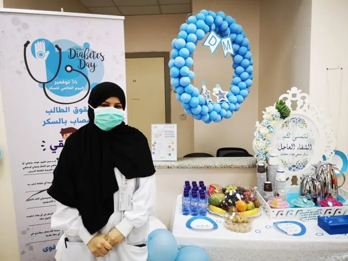فداء.. هجرت الطب عاماً كاملاً لمرافقة طفلها المريض بالسكر في مدرسته