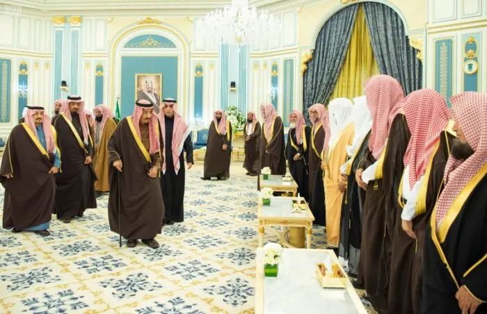 الملك يستقبل الأمراء والمفتي وجمعاً من العلماء والمواطنين