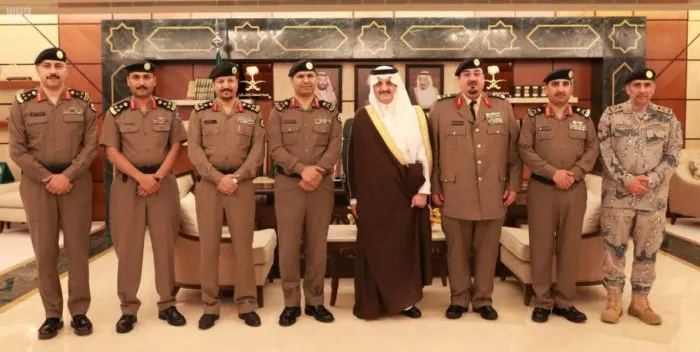 ضمن مجموعة ضباط.. أمير الشرقية يُقلد مدير شرطة القطيف رتبة لواء