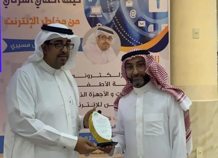 قصة من قصص.. فنّي جوالات يستولي على صور سيدة ويبتزّها