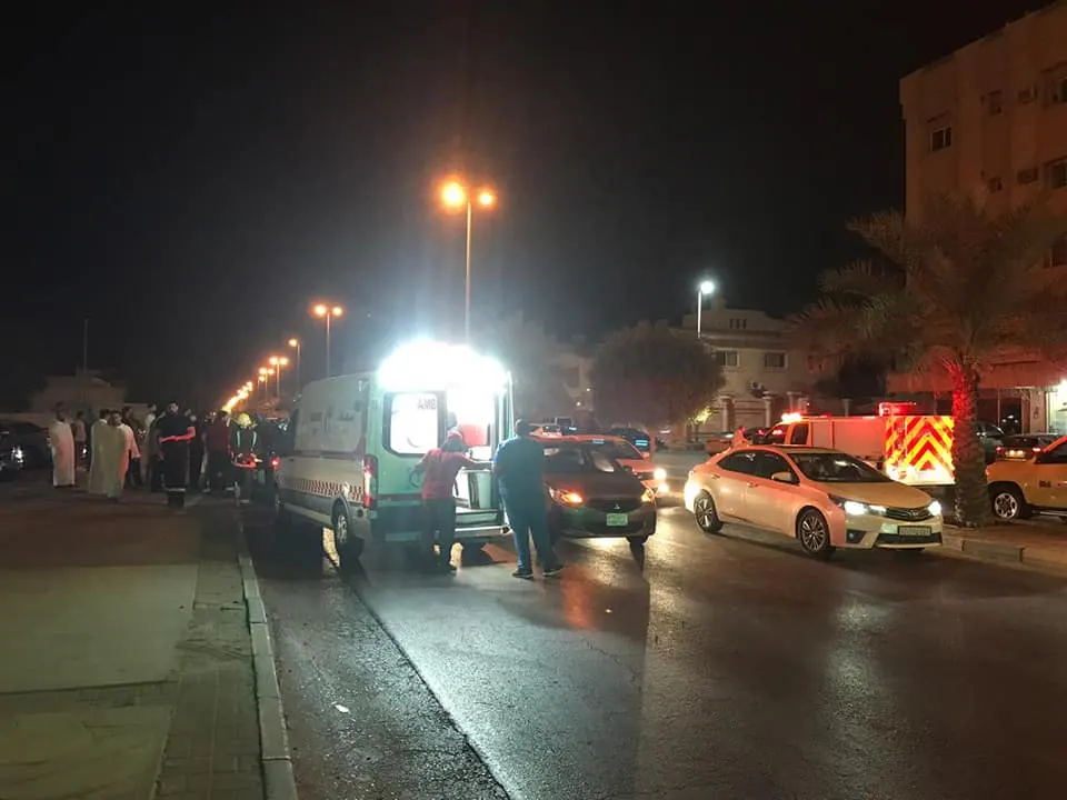 تصادم سيارتين يقلب إحداهما في شارع عبدالله بن رواحة