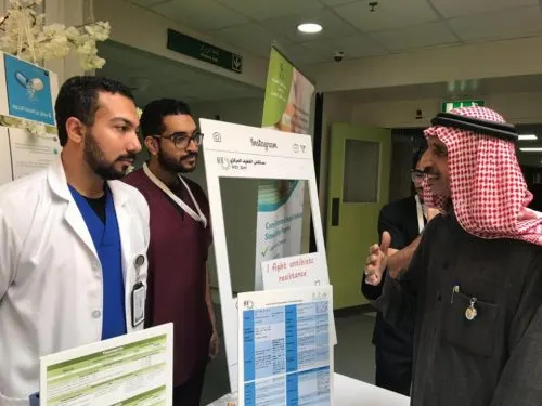 مراجع يجادل صيادلة مركزي القطيف.. والهويدي تسرد قصة صراع 80 عاماً مع البكتريا
