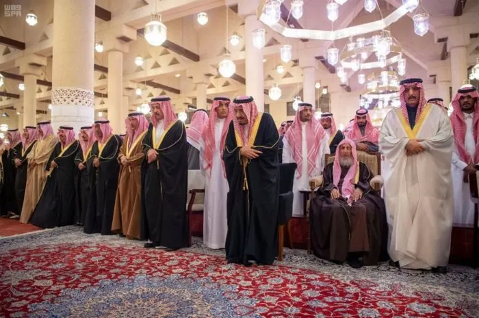 خادم الحرمين يؤدي صلاة الميت على الأمير متعب بن عبدالعزيز