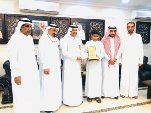 ساعد جدّه في بيع لبن الجارودية.. فكرّمه مدير فرع وزارة العمل