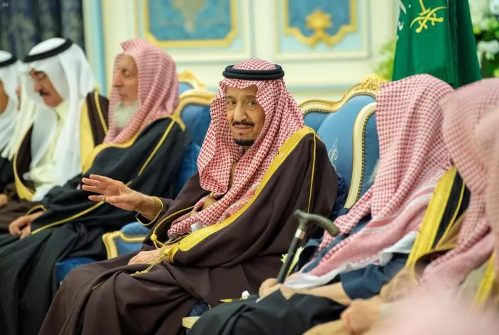 خادم الحرمين يستقبل الأمراء والمفتي العام والعلماء وجمعاً من المواطنين