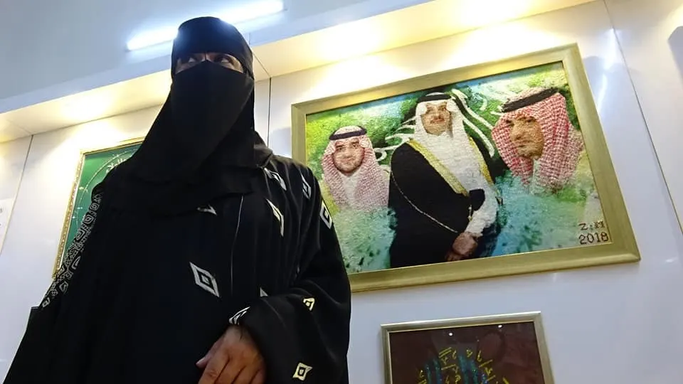 واحدة من أصل 10 أخوة.. زهراء دهيم تحترف رسم الشخصيات.. بالتطريز