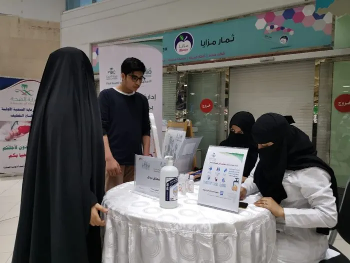 بينها فحص مجاني.. التوعية الصحية تذهب إلى المتسوقين في “مزايا الغذاء”