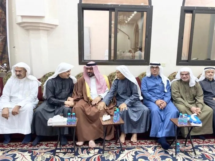 محافظ القطيف يقدم العزاء لأسرة الزاير