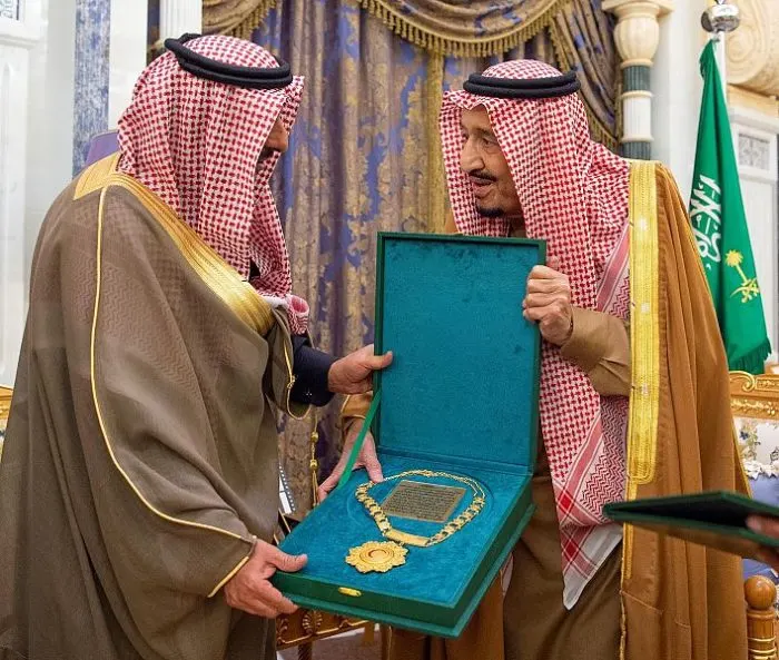 خادم الحرمين يتسلم قلادة “أبي بكر الصديق” تقديراً لجهوده الإنسانية إقليمياً ودولياً