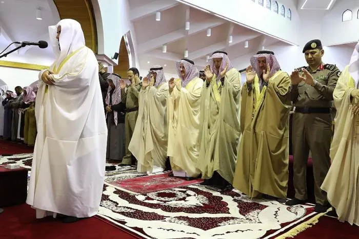 أمير الشرقية يتقدم المصلين في صلاة الاستسقاء