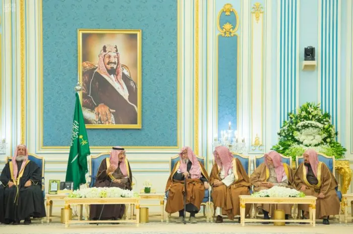 خادم الحرمين يستقبل الأمراء والمفتي والعلماء وجمعاً من المواطنين