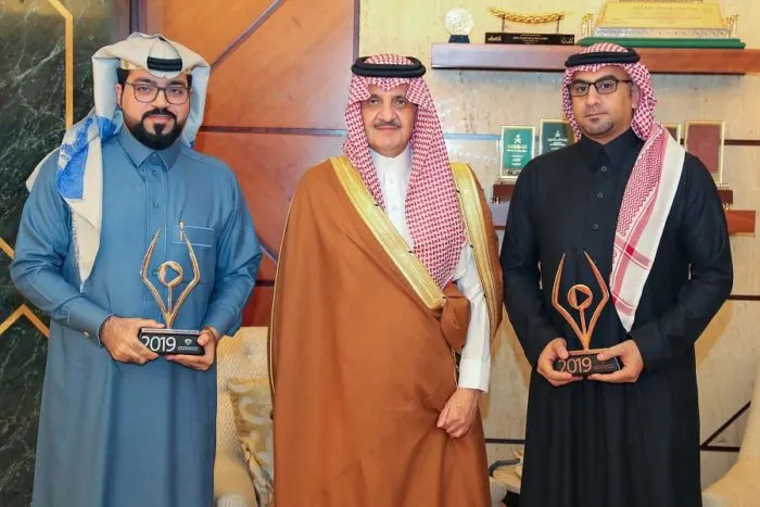 أمير الشرقية يكرّم حسام النصر وعبدالله الغزال بعد فوزهما بجائزة التميز