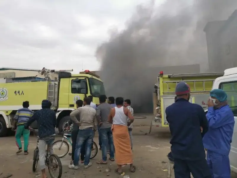 تضرر سيارتين في حريق ورشة بالتركية الصناعية