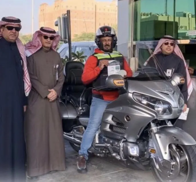 بصمة سنابسية.. محمد أبو عبدالله.. أول عابري جسر البحرين على دراجة