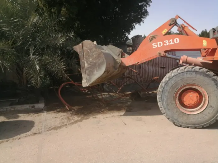 بلدية القطيف تنزل إلى الميدان بآلياتها وتُزيل المظلات المخالفة