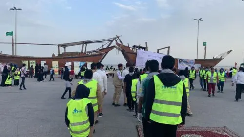 [فيديو وصور] الشباب في البحر.. و “الفتايا” في البر.. “شتاء تاروت” ينظّف شاطيء سنابس