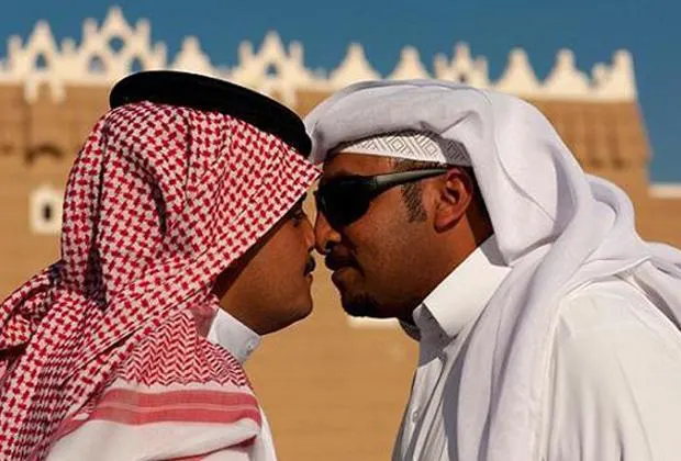 تحذير للعمانيين من “البوس” في المناسبات الاجتماعية