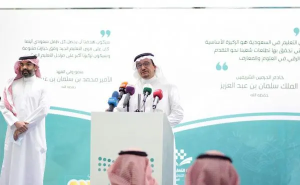لا حديث عن إنهاء العام الدراسي.. الوزير آل الشيخ: تحوّلنا عملياً من نظام الحضور إلى الدراسة الافتراضية