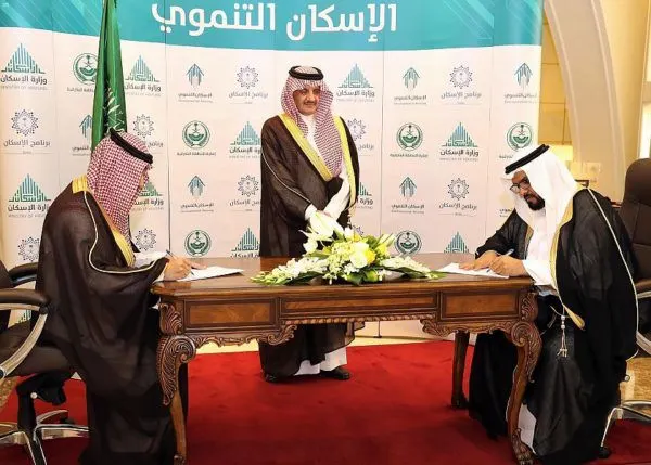 أمير الشرقية يسلم 30 وحدة سكنية للأسر المستفيدة من الجمعيات الخيرية بالمنطقة