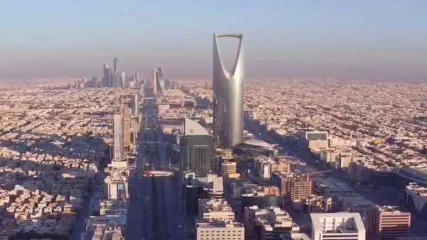 عَمّ يتساءل نشطاء “تويتر”..؟ عن “حظر التجول”.. ويختلفون فيه..!