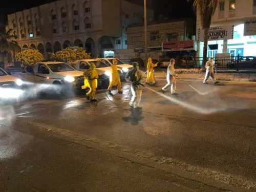 [فيديو وصور] فرق التطهير تنشط في شوارع القطيف الرئيسة أثناء منع التجوُّل