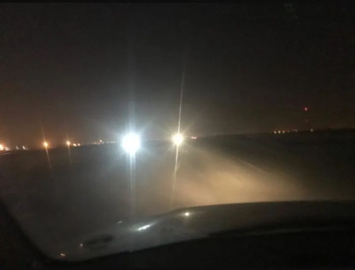 حوادث تتكرر في طريق حيوي.. مظلم من كوبري المطار إلى دوّار صفوى العوامية.. ٥ كيلو مترات من الظلام الدامس