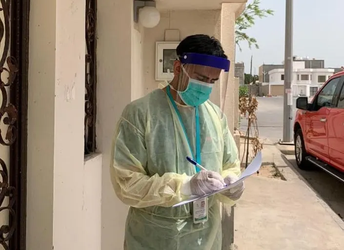 [كورونا] حملة ميدانية.. الطبّ الوقائي يبحث عن “الحالات الخاملة” في تجمعات القطيف السكانية